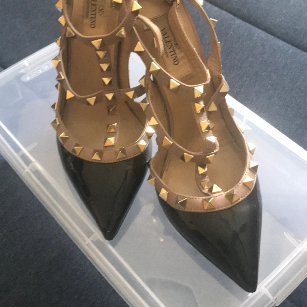 MOVING! Valentino Rockstud Pump
